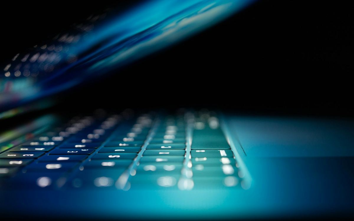 Teclado de computadora iluminado en azul
